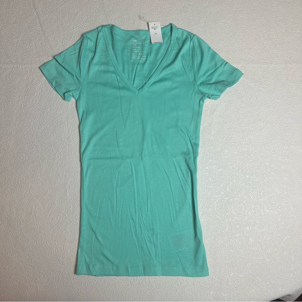 NWT GAP The Modern Tee V-Neck in Mint Green